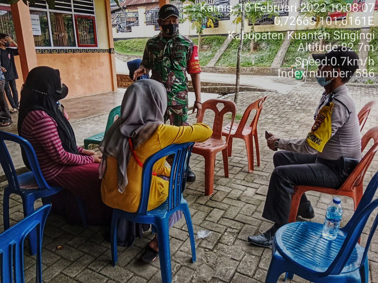 Babinsa Koramil 06/Cerenti Kodim 0302/Inhu Pantau Dan Dampingin Pelaksanaan Vaksin Covid-19 di Wilayah Binaan