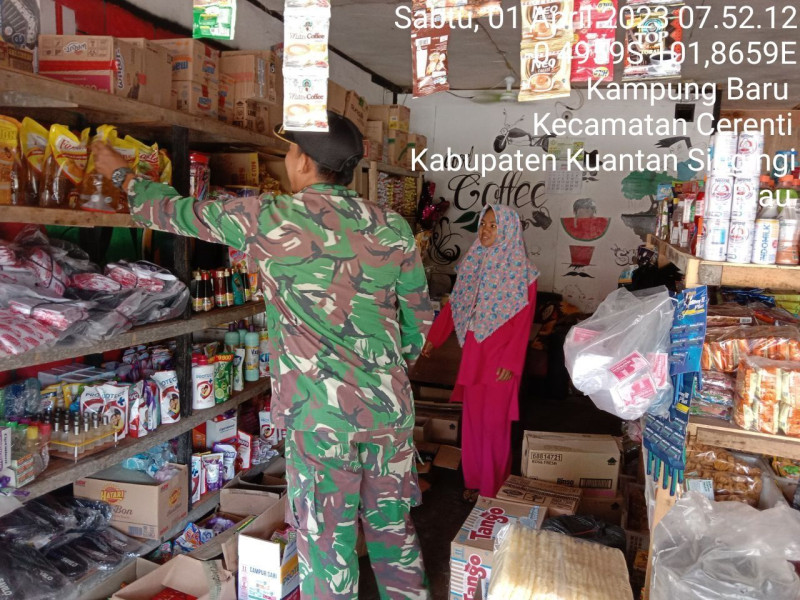 Babinsa Koramil 06/Cerenti Kodim 0302/Inhu Kopda Muhammad Soleh Pantau Perkembangan Harga Kebutuhan Pokok Di Wilayah Kecamatan Cerenti Desa Kampung Baru