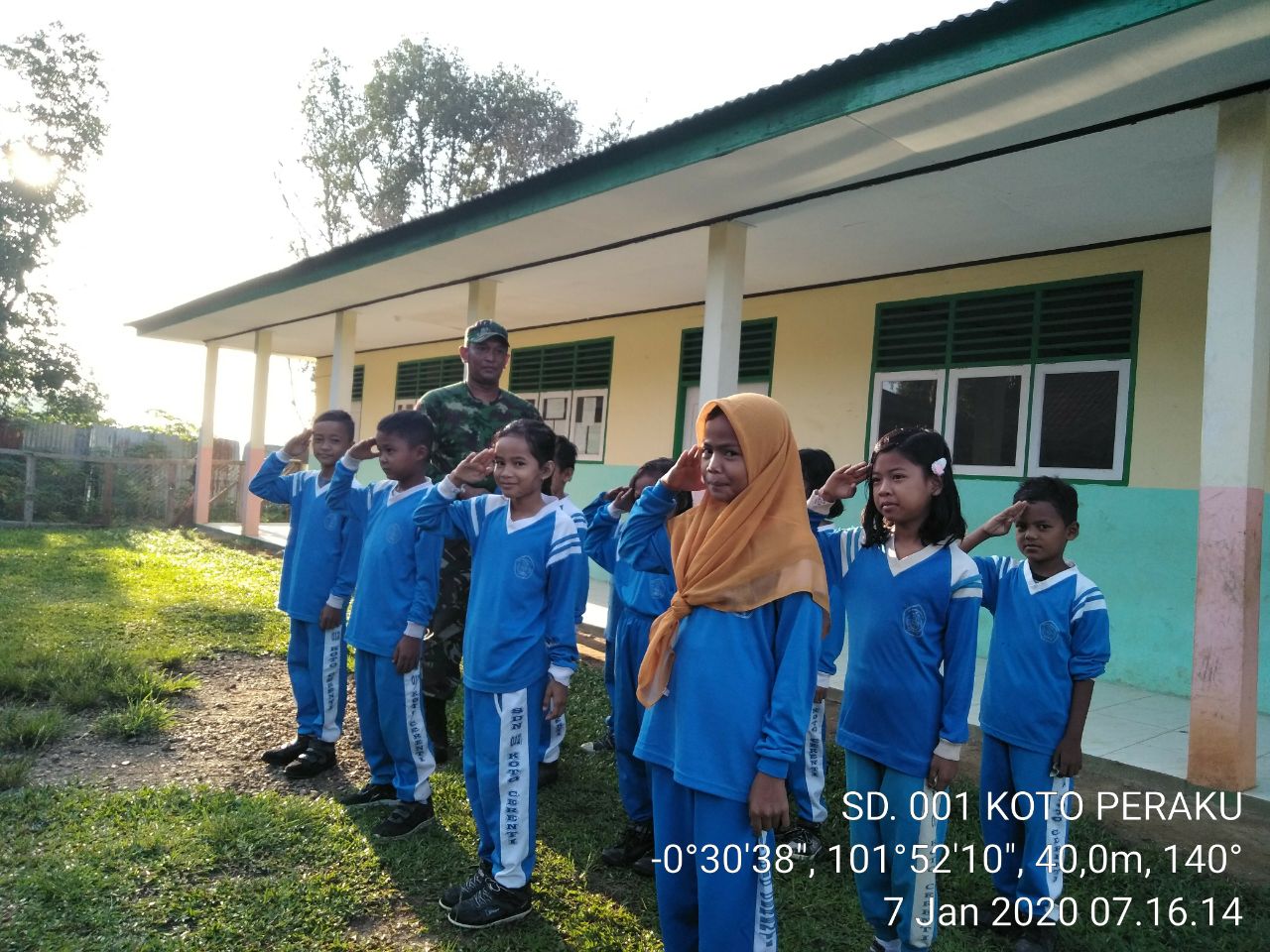 Koptu Juanda Berikan Materi Pelatihan PBB Kepada Siswa Sekolah SD Negeri 001 Koto Peraku.