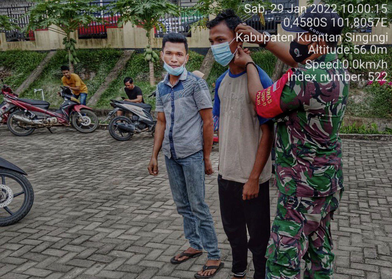 Sertu Heriyus Saputera Babinsa Koramil 06/ Cerenti  Kodim 0302/ Inhu  Bagikan Masker  Kepada Warga di Desa Lebuh Lurus Kecamatan Inuman Kabupaten Kuansing