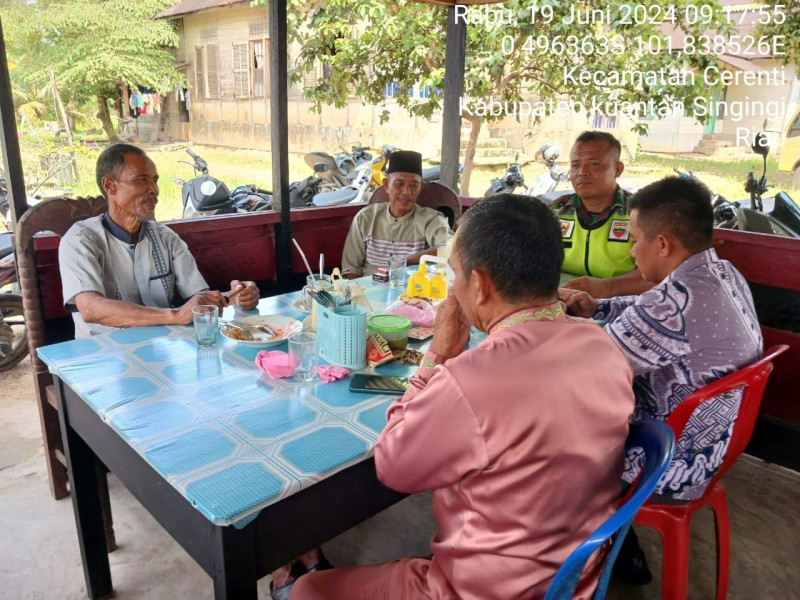 Kopda Irwan Anggota Babinsa Koramil 06/ Cerenti Kodim 0302/Inhu  Melakukan Kegiatan Komsos Dengan Masyarakat  Desa Binaan
