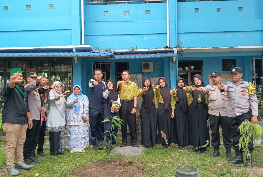 Mahasiswa dan Polda Riau Sosialisasikan Green Policing ke Pelajar SMA Negeri 8 Pekanbaru
