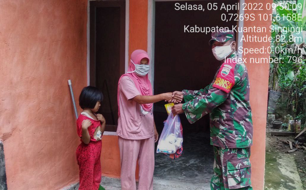 Babinsa Koramil 06/Cerenti Kodim 0302/Inhu Memberi Bantuan Kepada  Masyarakat di Desa Pulau Sipan