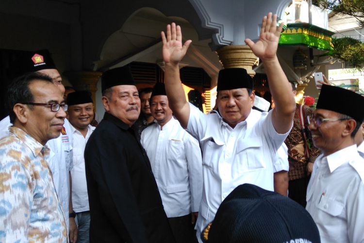 Ke Pesantren Bagikan Buku, Prabowo: Saya Tidak Kampanye