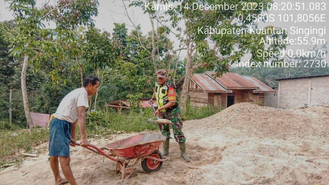 Babinsa Koramil 06/Cerenti Kodim 0302/Inhu Bantu Memplaster Rumah Warga di Desa Banjar Nantigo Inuman