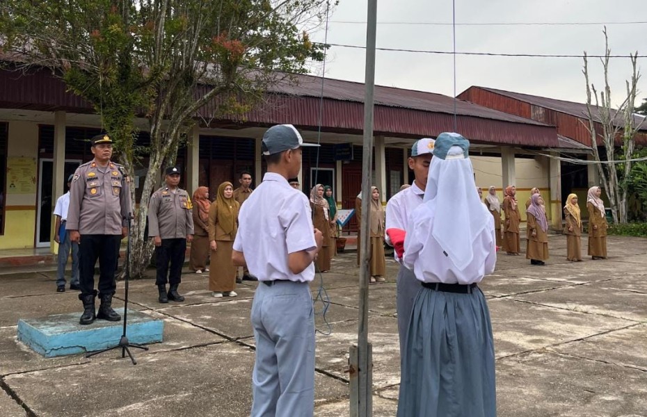 Kasat Binmas Polres Inhu Jadi Irup Upacara di SMA 2 Rengat, Ingatkan Siswa Jaga Sitkamtibmas