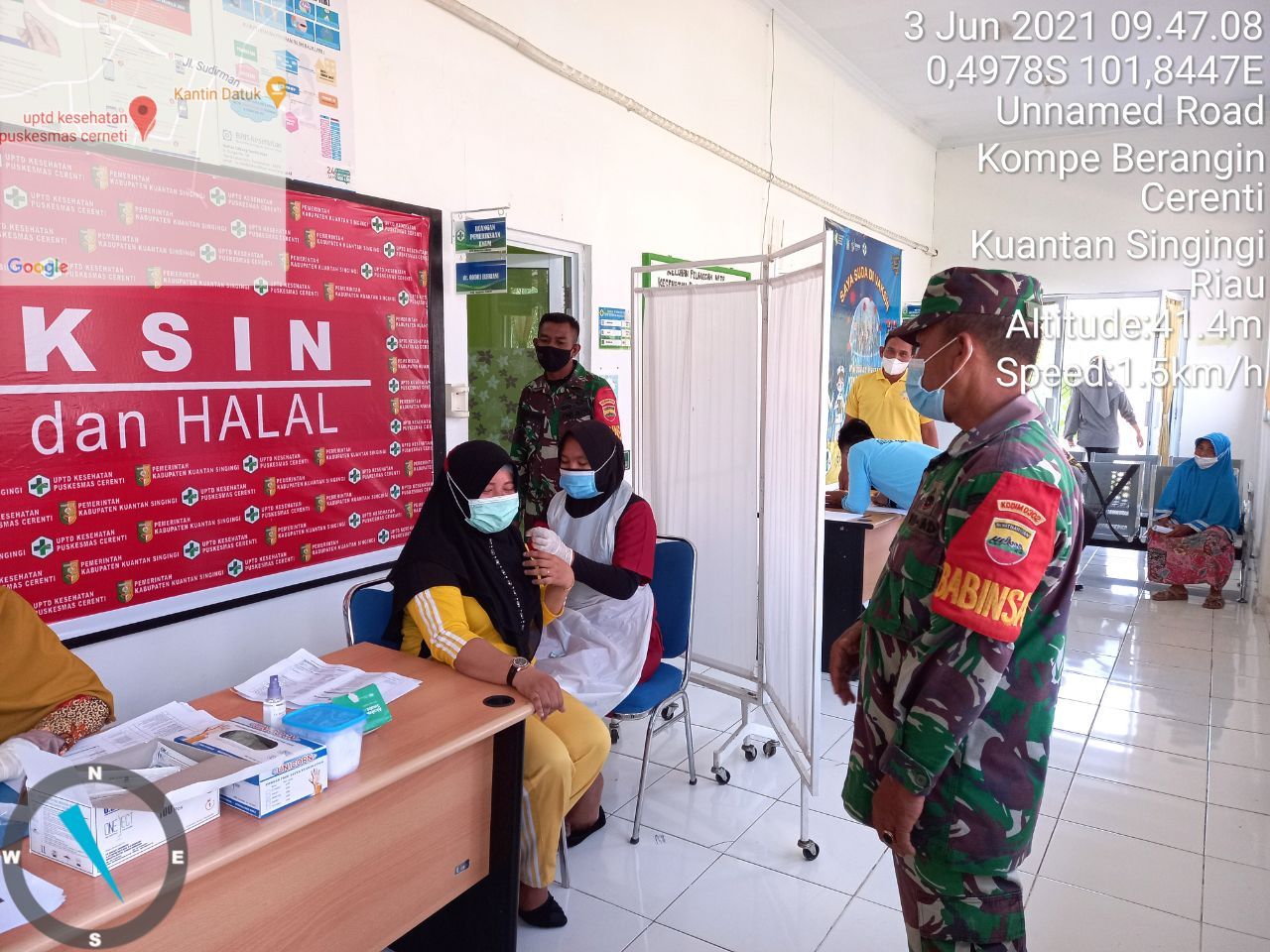 Babinsa Koramil 06/Cerenti Dim 0302/Inhu Dampingi Vaksinasi Lansia Di Puskesmas