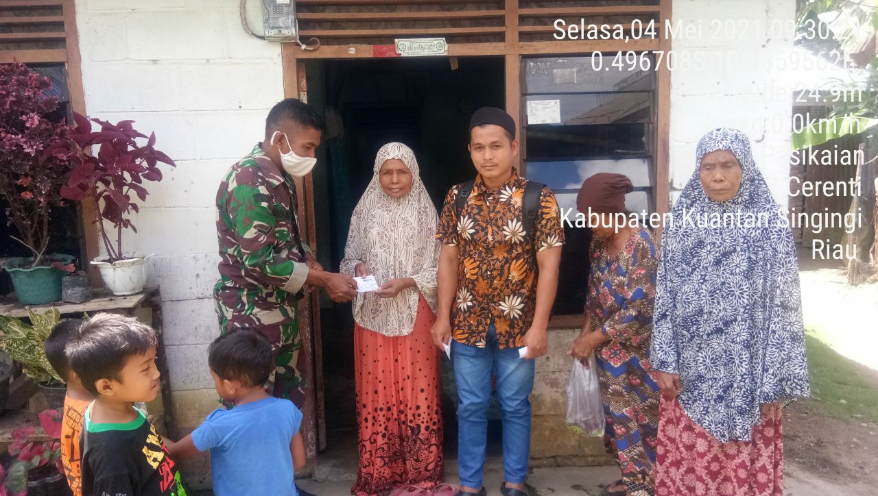 Babinsa 06/Cerenti Dim 0302/Inhu Dan Perangkat Desa Pesikaian Membagikan Kupon Paket Ramadhan Dari Baznas