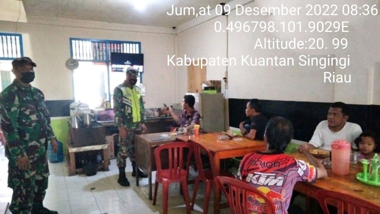 Babinsa Koramil 06/Cerenti Dim 0302/Inhu Serda Juanda Dan Anggota Lainnya Berikan Sosialisasi Serta Himbauan Kepada Warga Agar Patuhi Prokes Covid-19