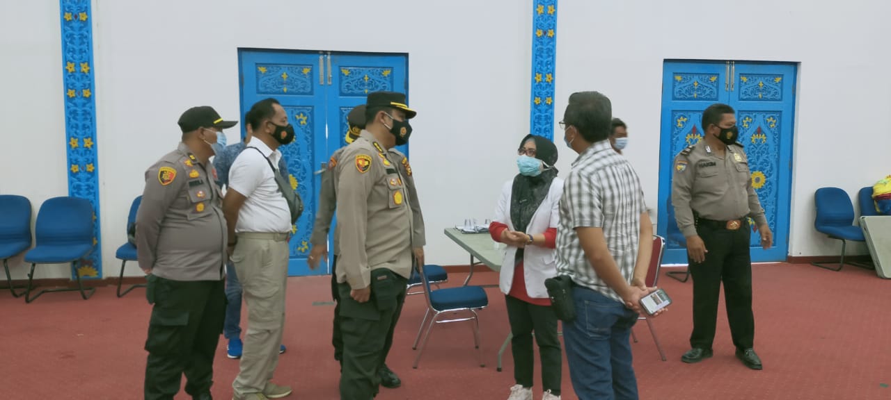 Polsek Pangkalan Kerinci Kawal Pelaksanaan Vaksinasi Massal di Gedung Daerah Pelalawan