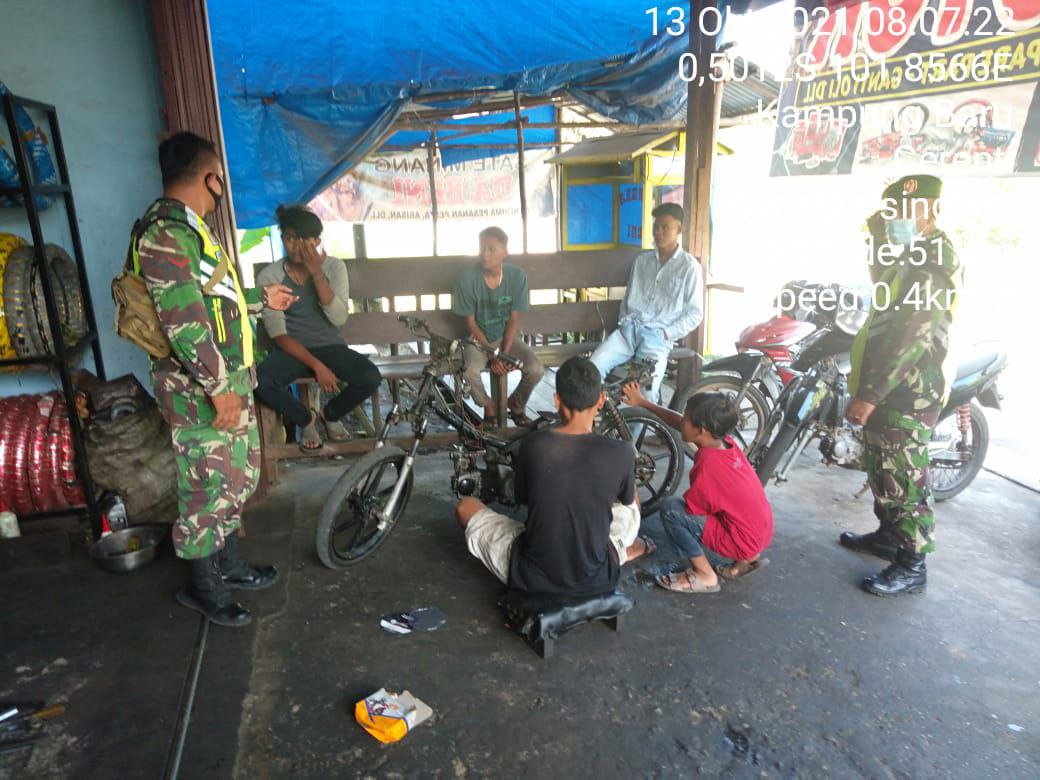 Babinsa Koramil 06 Cerenti Kodim 0302 Inhu Peduli Dengan Covid-19, Babinsa Ingatkan Warga Agar Pakai Masker Ditempat Keramaian