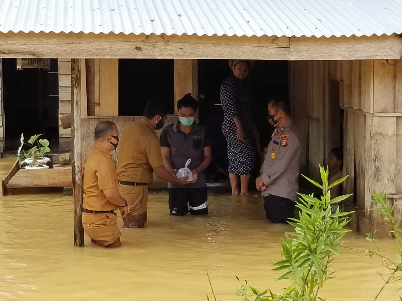 Polres Kuansing Basah Basahan  Menemui Masyarakat Memberi  Nasi Bungkus