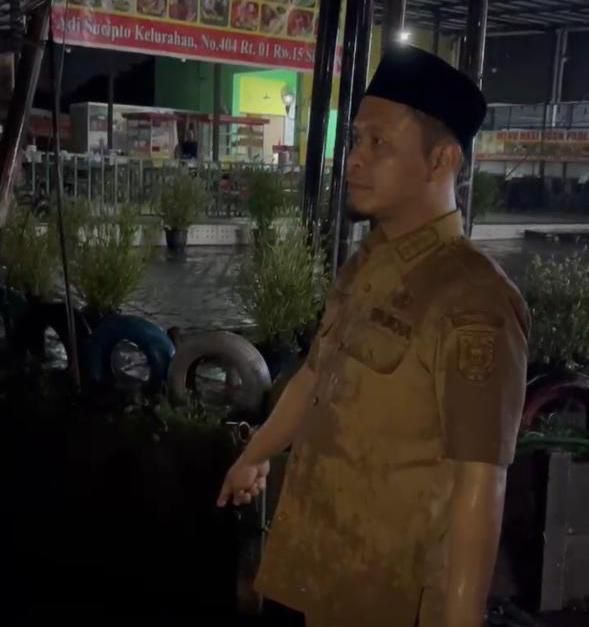 Turun Langsung Saat Hujan Deras, Agung Nugroho Soroti Drainase Tersumbat di Arifin Ahmad