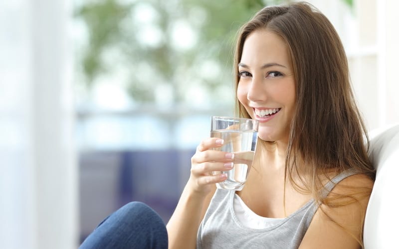 Biasakan Minum Air Putih di Pagi Hari, Rasakan 12 Manfaat Ini
