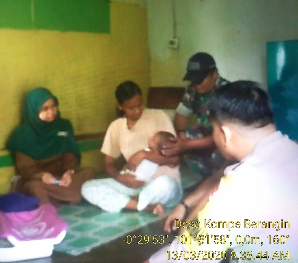 Babinsa Koramil 06/Cerenti Dim 0302/Inhu Sertu Heriyus Saputera Mendampingi Sekcam Cerenti Mengunjungi Balita Terkena Gizi Buruk.