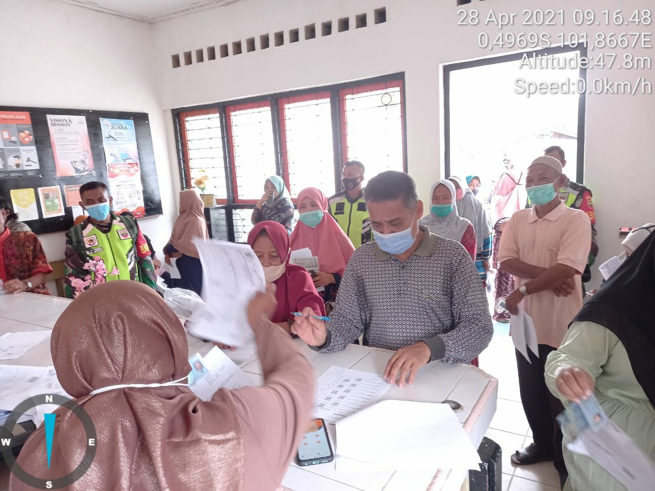 Babinsa Tegakkan Prokes Saat Kawal 225 KK Penerima BST Dikantor POS