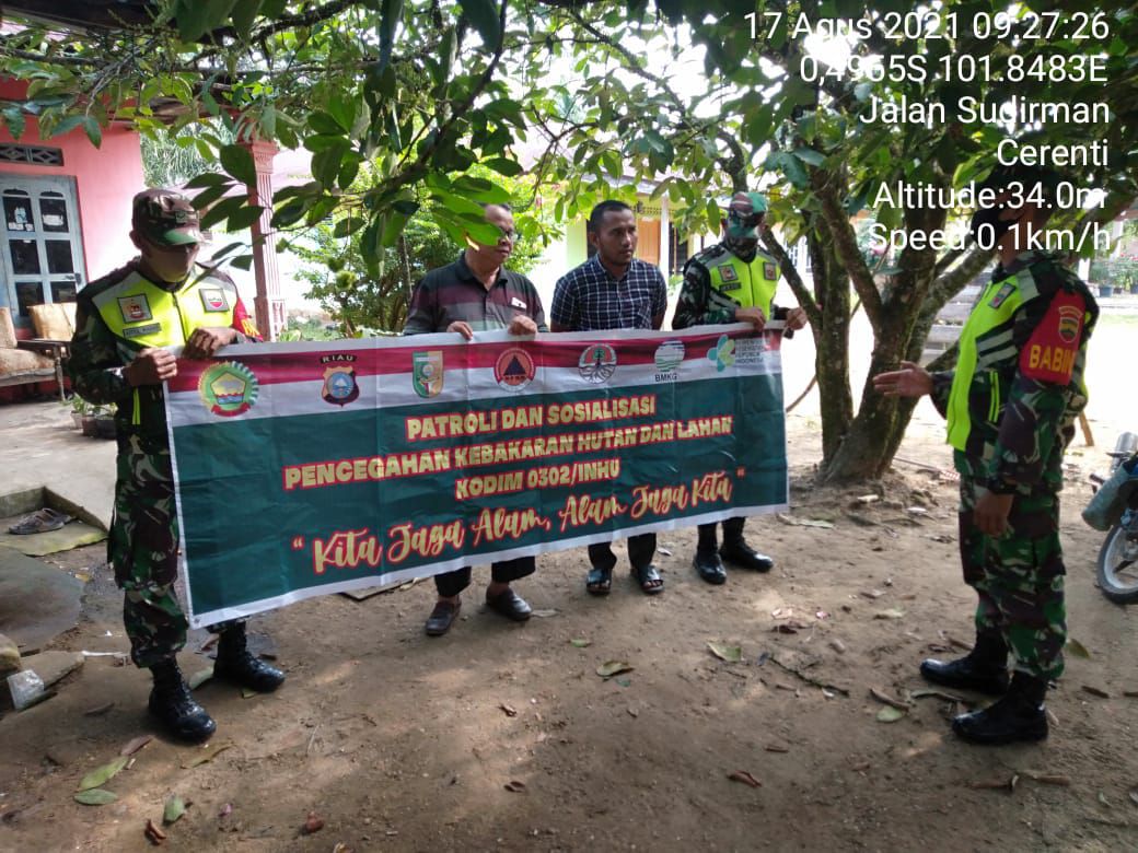 Ingatkan Warga,Babinsa Koramil 06/Cerenti Dim 0302/Inhu Laksanakan Sosialisasi Dan Patroli Karlahut di Desa Pulau Bayur