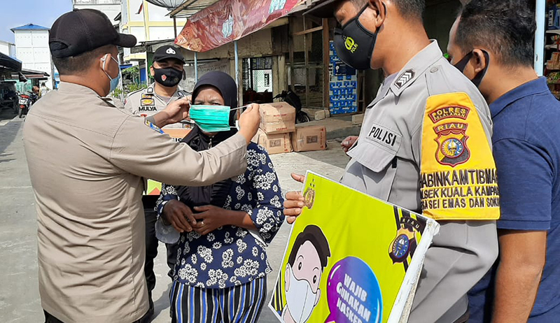 Polsek Kuala Kampar Bagi-Bagi Masker di Pelabuhan Teluk Dalam