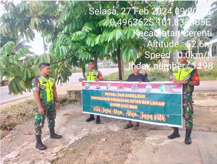 Pratu Teguh dan Pratu Chumaidi Babinsa Koramil 06/Cerenti Kodim 0302/ Inhu Lakukan Patroli Karlahut 