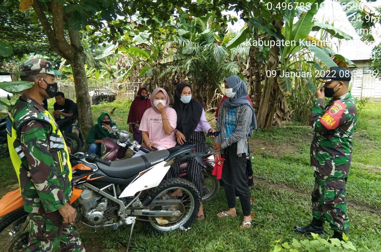 Babinsa Koramil 06/ Cerenti Kodim 0302/ Inhu Menghimbau Akan Pentingnya Penegakan Protokol Kesehatan di Kampung Baru Koto Kecamatan Inuman