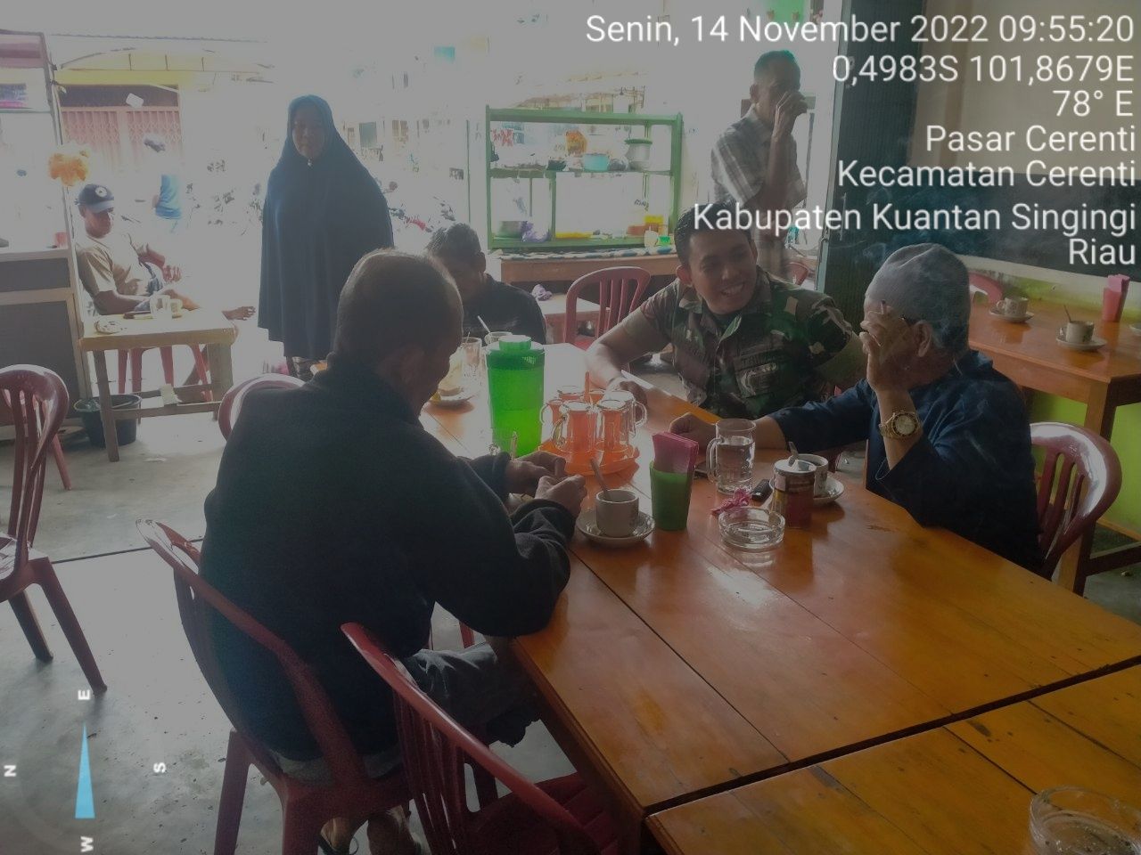 Di Warung Kopi Babinsa Koramil 06/Cerenti Kodim 0302/Inhu Komsos Dengan Warga Binaan Memberikan Pengertian Tentang Pentingnya Menjaga Protokol Kesehatan