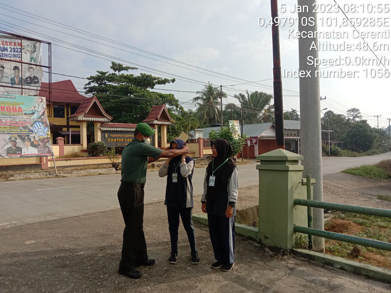 Babinsa Koramil 06/ Cerenti Kodim 0302/Inhu Bagikan Masker Kepada Anak Sekolah SMK Muhammadiyah