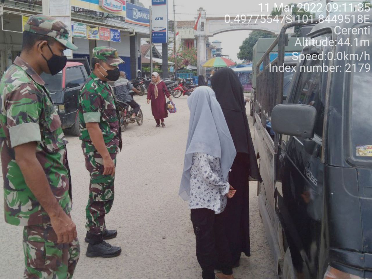Sertu Efison Babinsa Koramil 06/Cerenti Kodim 0302/Inhu, Bersama Anggota Lainnya Berikan Sosialisasi Serta Himbauan Kepada Warga Agar Patuhi Prokes Covid-19