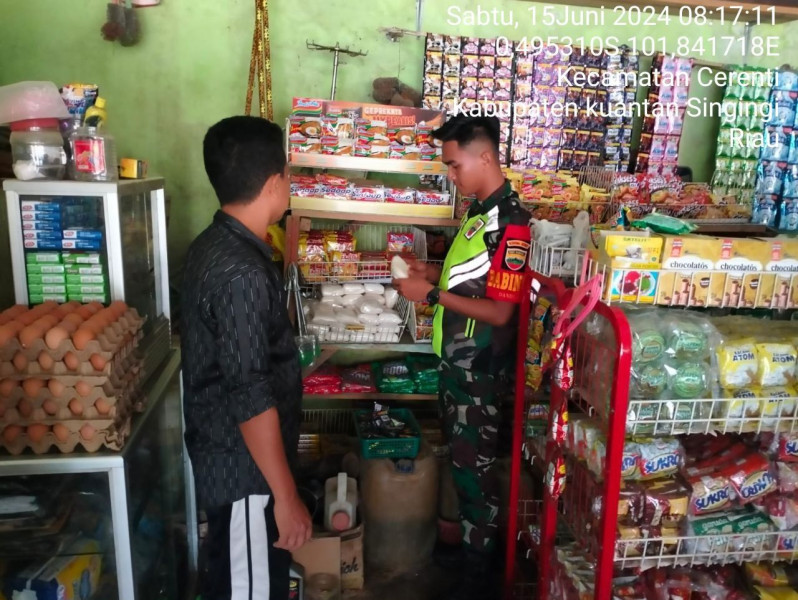 Babinsa Koramil 06/ Cerenti Kodim 0302/Inhu  Pastikan Harga Sembako Stabil Babinsa Cek Harga  Kebutuhan Pokok Dikios-kios Warga Kompe Berangin Kecamatan Cerenti 
