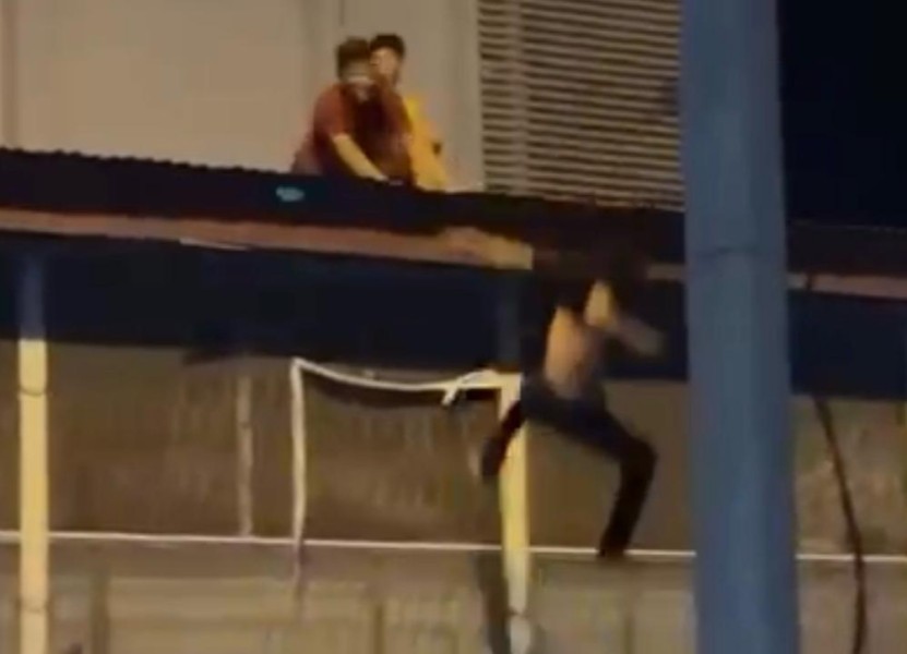 Viral! Pria Diduga Pencuri Terpergok di Atap Ruko, Berakhir Kritis Usai Dihajar Massa