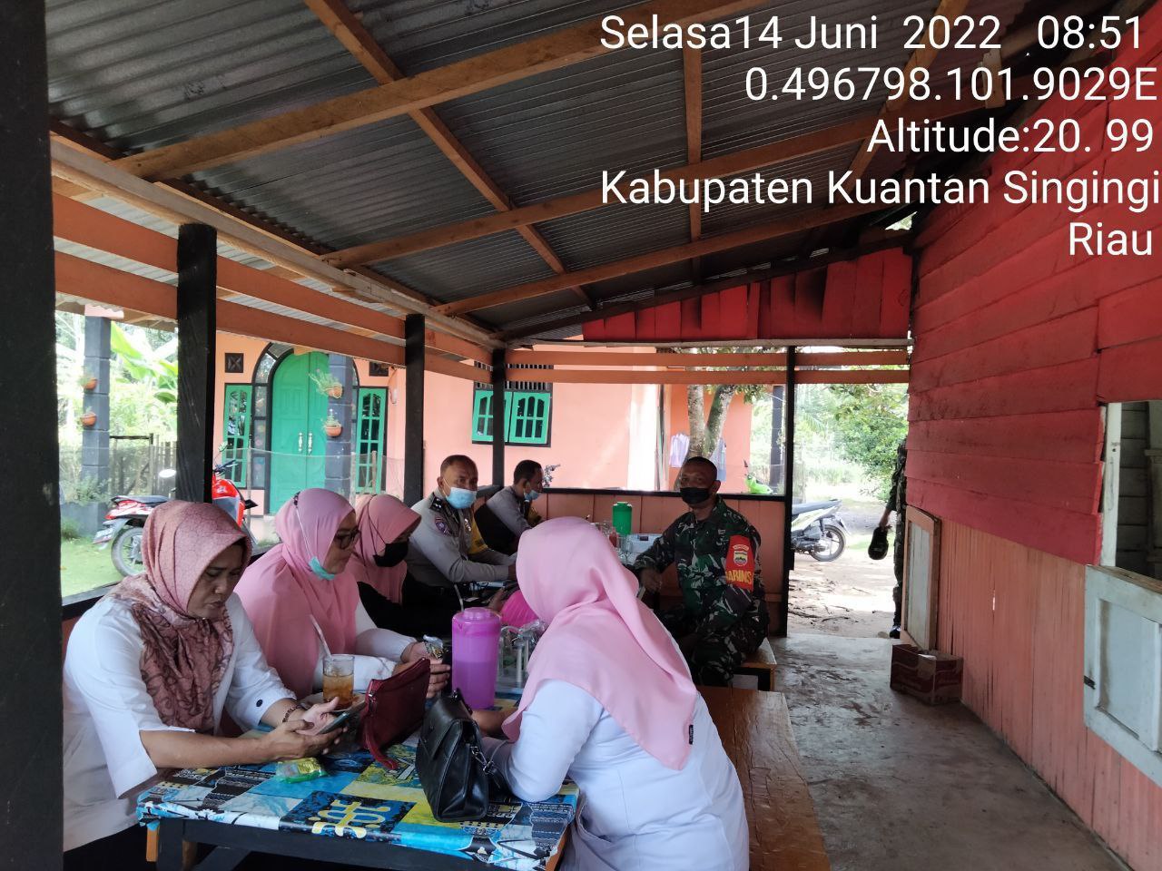 Babinsa Koramil 06/Cerenti Kodim 0302/Inhu Melaksanakan Komsos Dengan Tenaga Kesehatan Kecamatan Cerenti