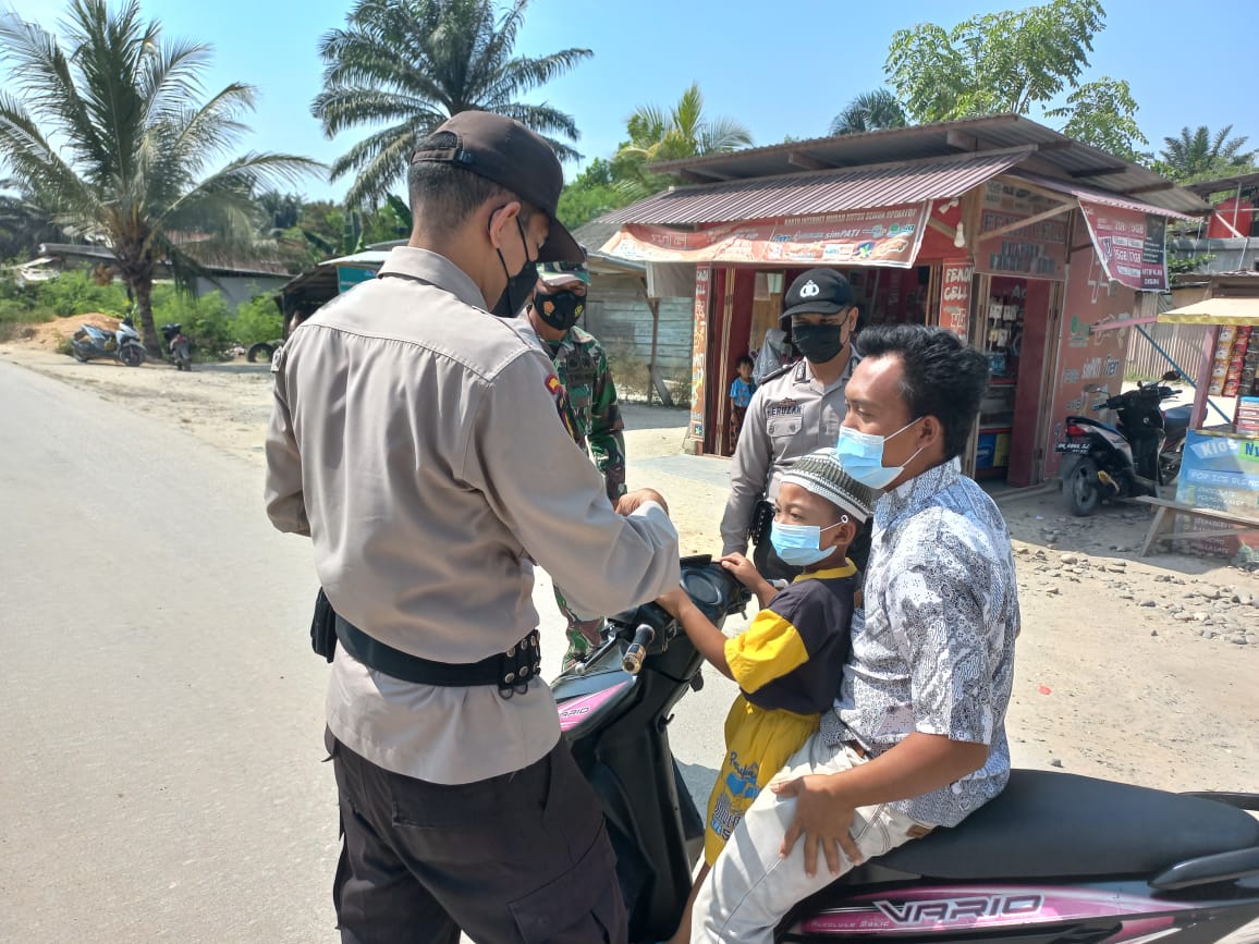 Polsubsektor Pelalawan Pantau Prokes Masyarakat dengan Adakan Operasi Yustisi