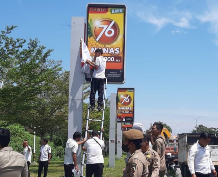 Penertiban Tiang Reklame Ilegal di Pekanbaru Dilanjutkan ke Jalan Riau