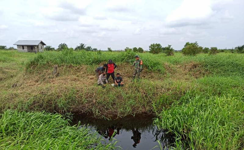 Bhabinkamtibmas Desa Rantau Baru Laksanakan Patroli Karhutla bersama TNI, Manggala Agni dan Masyarakat