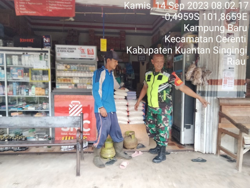 Babinsa Koramil 06/Cerenti Kodim 0302/Inhu Serda Juanda Pantau Perkembangan Harga Kebutuhan Pokok Di Kecamatan Cerenti