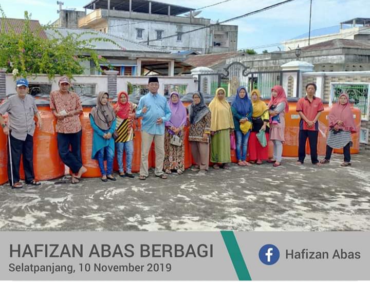 Anggota Dewan Meranti Hafizan Abas Bagikan Tempat Penampungan Air Hujan Ke Masyarakat