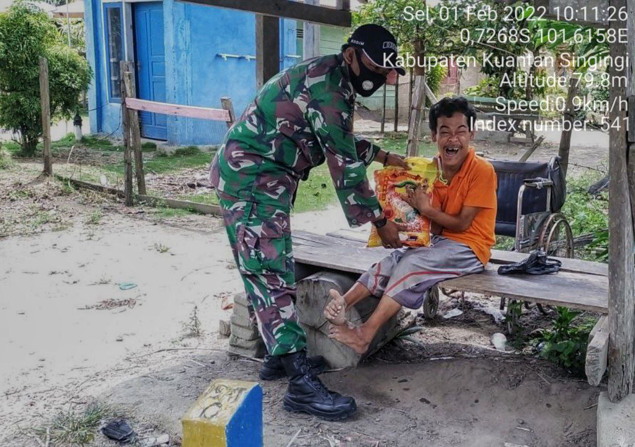 Babinsa Koramil 06/Cerenti Kodim 0302/Inhu Babinsa Memberi Bantuan Kepada Masyarakat di Lebuh Lurus Kecamatan Inuman