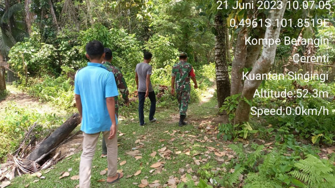 Cegah Karhutlah Babinsa Koramil 06/Cerenti Kodim 0302/Inhu Ajak Warga Patroli Dan Sosialisasi Bahaya Karhutla