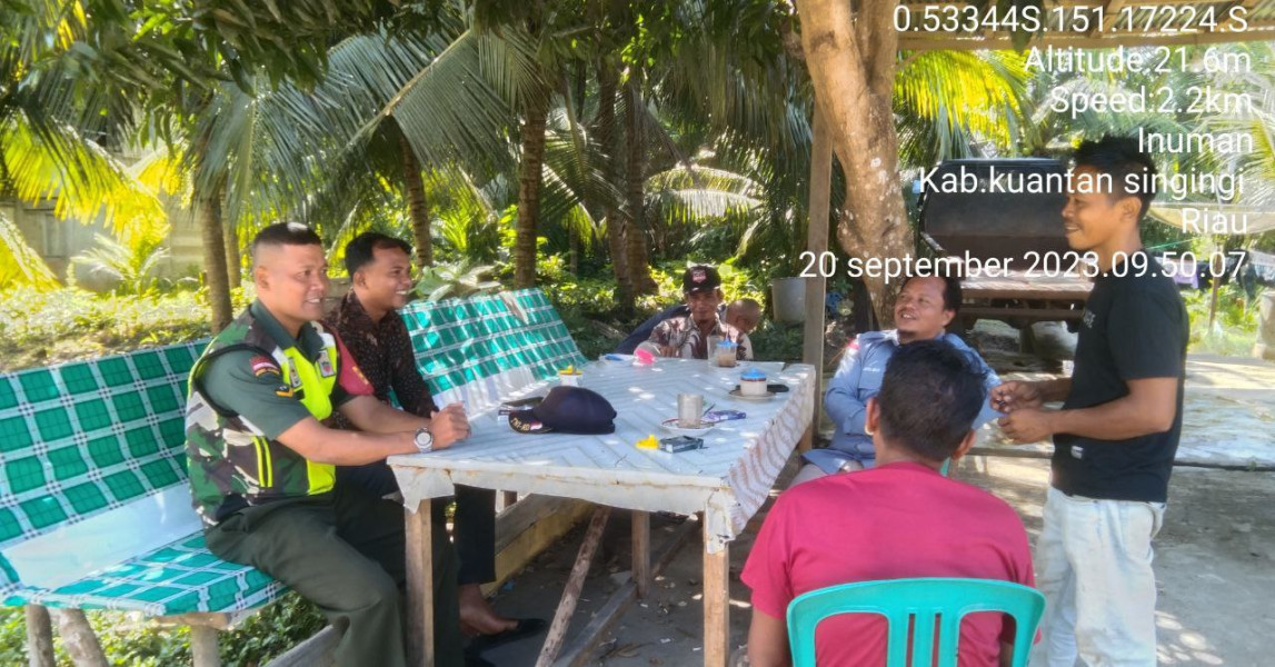 Serda Dumen Siregar Anggota Koramil 06/Cerenti Kodim 03022/Inhu Untuk Menjaga Keakraban Dengan Warga, Babinsa Komsos Mempererat Tali Silaturahmi