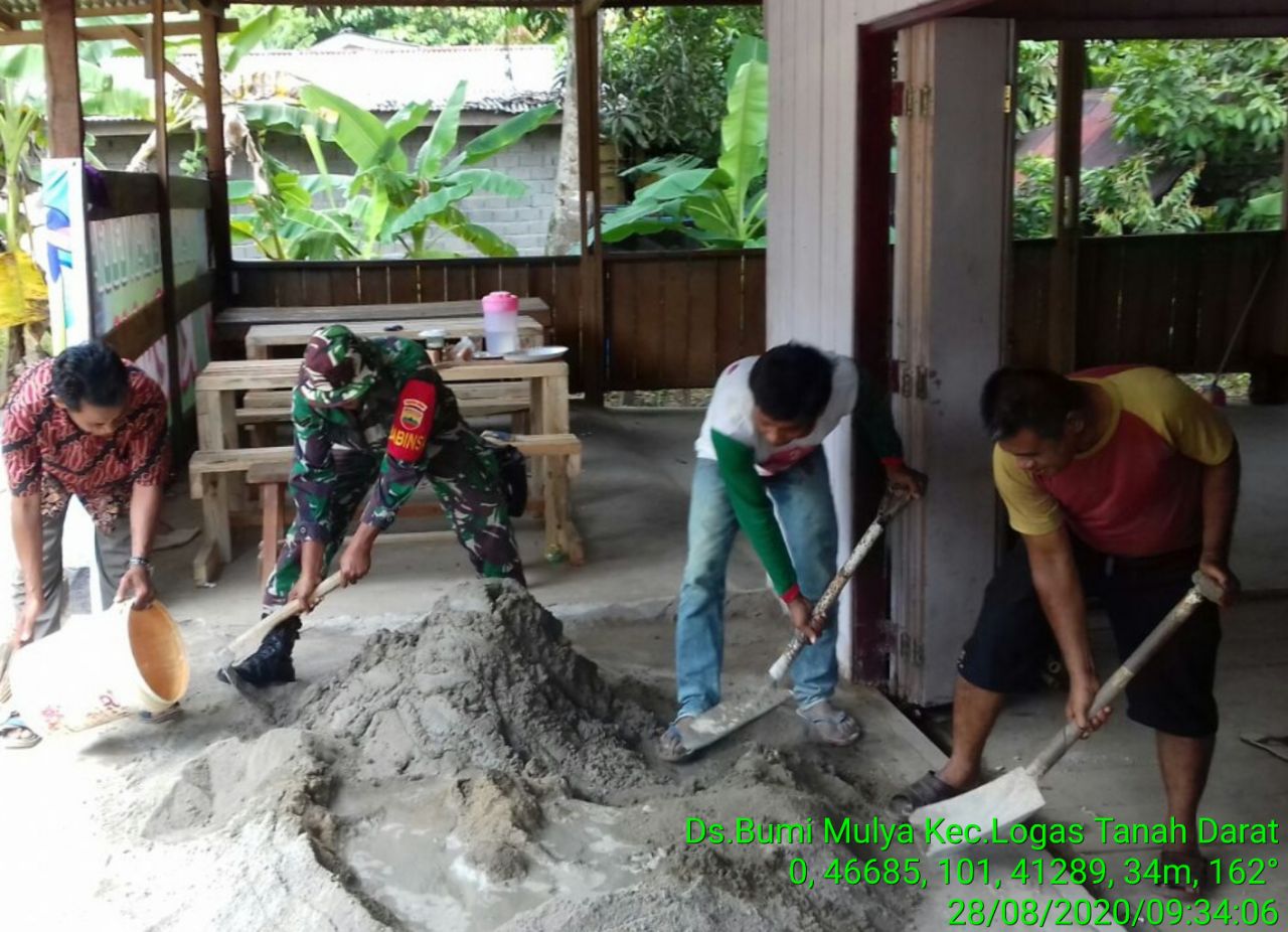 Kebersamaan Babinsa Dan Warga, Anggota Koramil 07/Kuantan Hilir Dim 0302/Inhu Sertu Darmanto Cor Lantai Rumah Warga