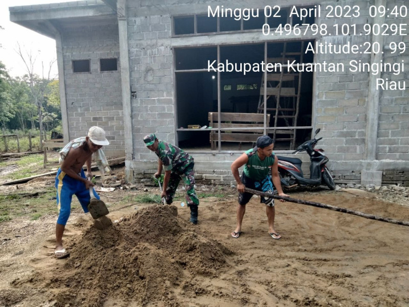 Senantiasa Jalin Silaturahmi Babinsa Koramil 06/Cerenti Kodim 0302/Inhu Bantu Warga Rehap Rumah