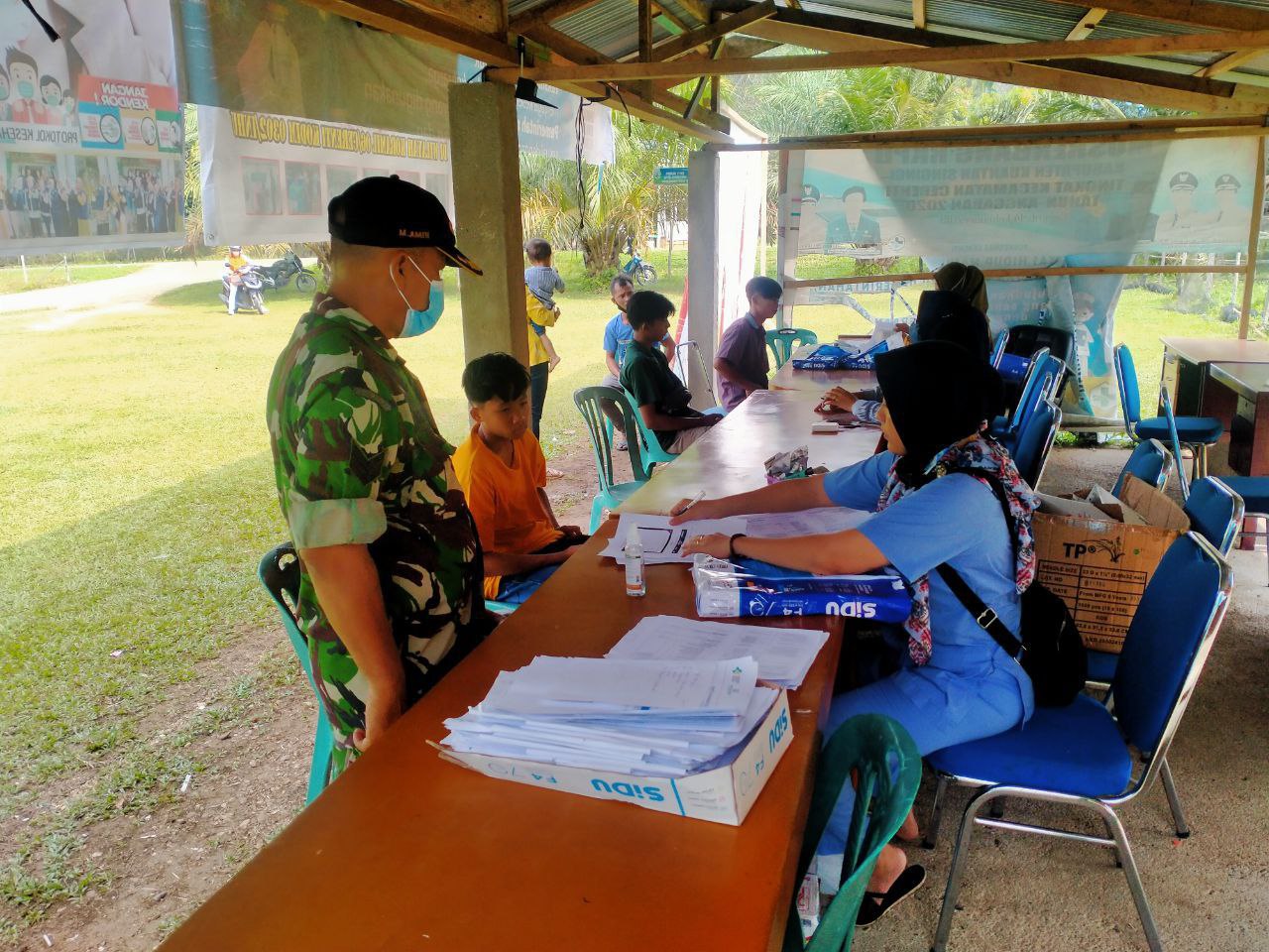 Babinsa Koramil 06/Cerenti Kodim 0302/Inhu Pantau Dan Dampingin Pelaksanaan Vaksin Covid-19 di Puskesmas Cerenti