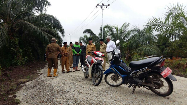 Bupati Wardan Kecewa Pengerjaan Jalan Batang Tuaka-Teluk Pinang Lamban