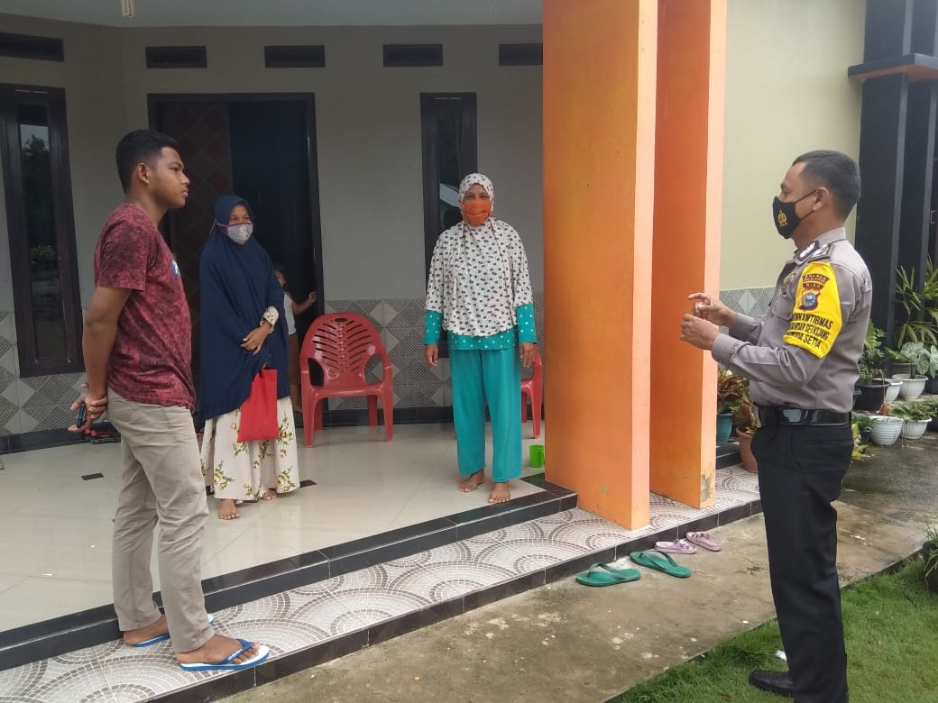 Sampaikan Pesan Kamtibmas dan Prokes, Personel Polsek Bandar Sei Kijang Sambangi Warga