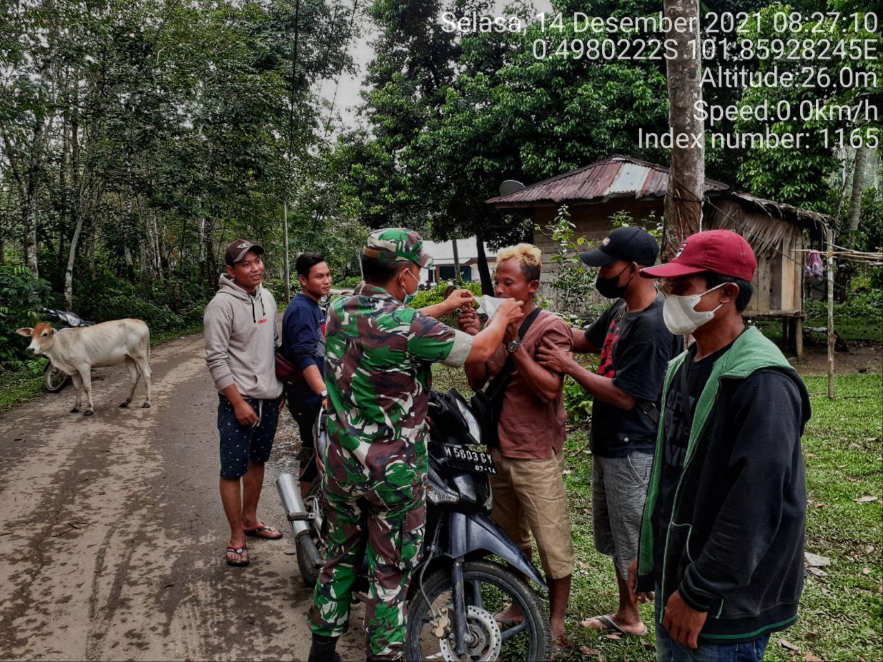 Babinsa Koramil 06/Cerenti Kodim 0302/Inhu Bagikan Masker Kepada Warga di Pulau Sipan Kecamatan Inuman