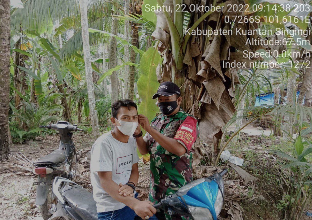 Babinsa Koramil 06/ Cerenti Kodim 0302/ Inhu Bagikan Masker  Kepada Warga di Desa Pulau Panjang Hilir Kecamatan Inuman 