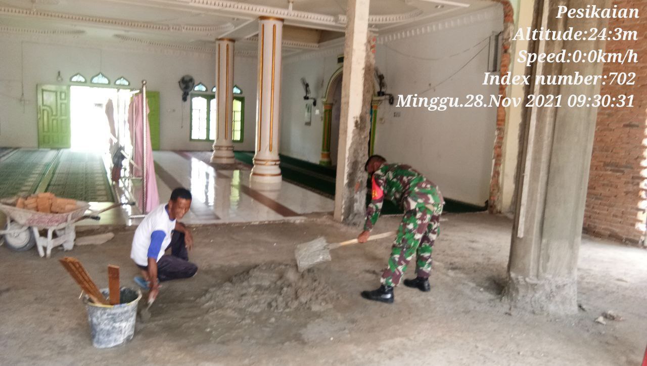Babinsa Koramil 06/Cerenti Kodim 0302/Inhu Bersama Warga, Gotong Royong Untuk Melanjutkan Pembangunan Masjid