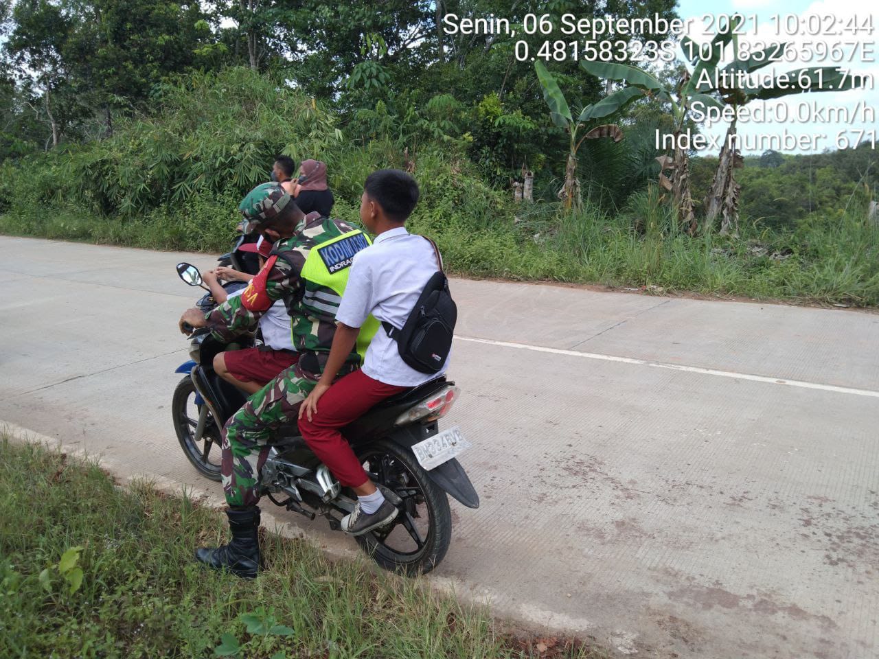 Babinsa Koramil 06/Cerenti Dim 0302/Inhu Beri Tumpangan Anak Sekolah Pulang Ke Rumah