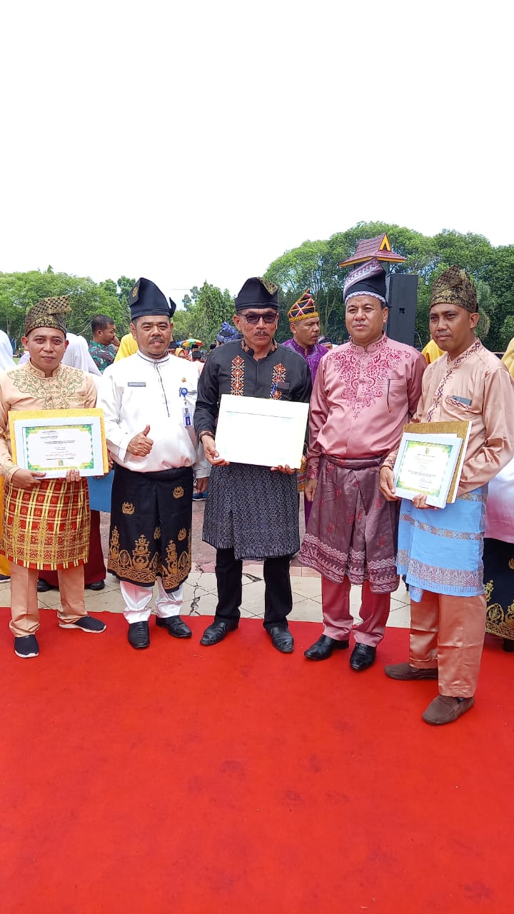 Petani dan Gapoktan Tanjung  Simandoolak Raih Penghargaan Bupati 