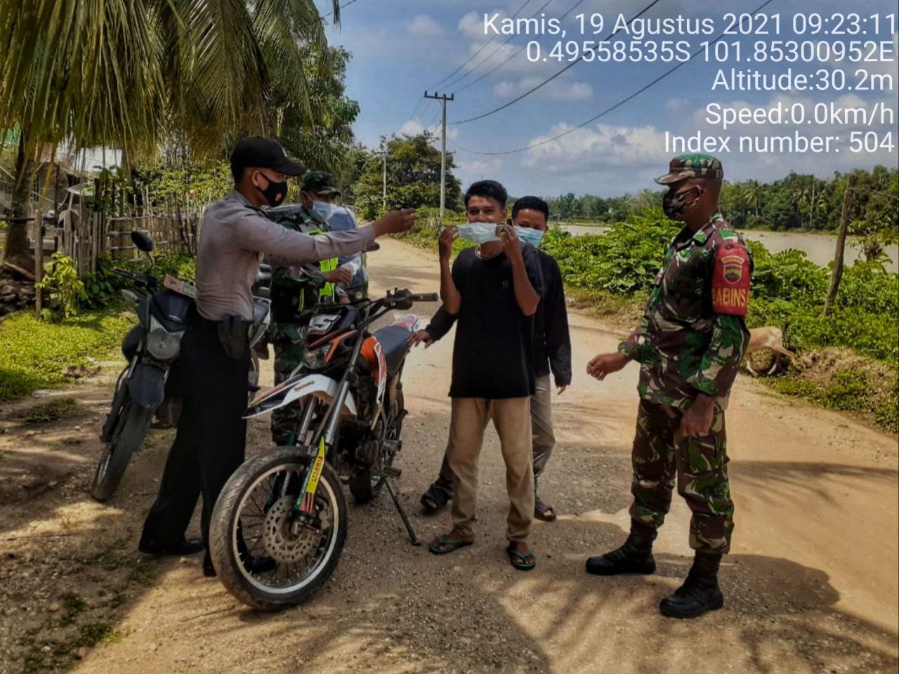 Babinsa Koramil 06/Cerenti Kodim 0302/ Inhu Laksanakan Patroli Untuk Cegah Kebakaran Hutan Dan Lahan Desa Pulau Jambu