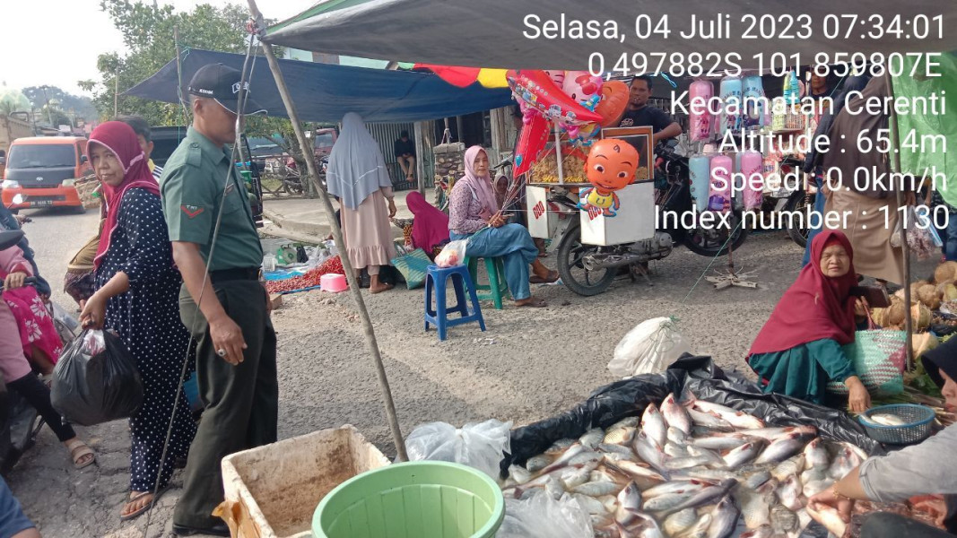 Di Pasar Cerenti Kecamatan Cerenti Babinsa Koramil 06/Cerenti Kodim 0302/Inhu Cek Harga Sembako